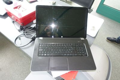 un ordinateur portable posé sur une table