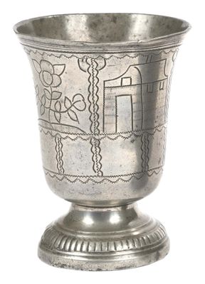 une coupe en argent posée sur un socle