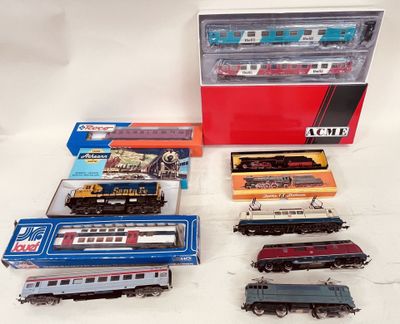 un grand nombre de trains miniatures posés sur une table