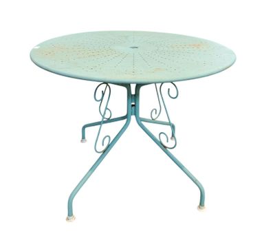 Une table ronde de jardin en fer forgé de couleur piètement …