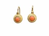 une paire de boucles d'oreilles en or ornées de corail