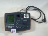 une calculatrice munie d'un cordon