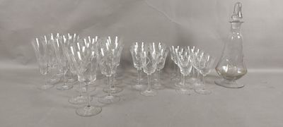 beaucoup de verres à vin et une carafe sur la table