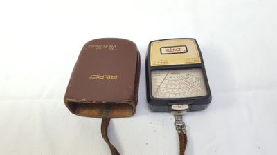 deux vieux téléphones portables posés l'un à côté de l'autre sur une surface blanche