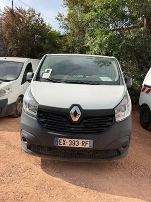 trois fourgonnettes garées les unes à côté des autres sur un parking