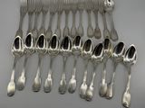 beaucoup de cuillères et de fourchettes en argent sur la table