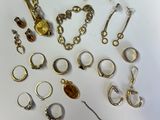 plusieurs types de bijoux différents sur une surface blanche