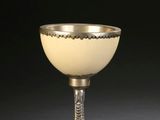une coupe en argent dont le socle est en forme de patte d'oiseau