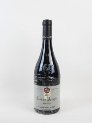 une bouteille de vin posée sur une table