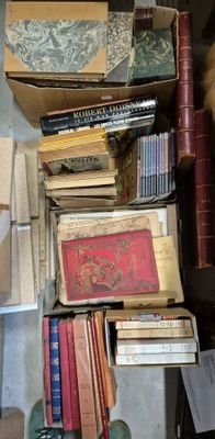 un chat assis sur une pile de livres