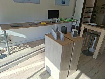 un bureau sur lequel se trouve un ordinateur, au milieu d'une pièce