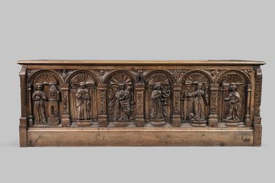 un grand panneau en bois sculpté orné de personnages