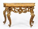 une table en or avec un plateau en marbre sur fond blanc