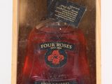 un gros plan sur une bouteille d'alcool dans une caisse en bois