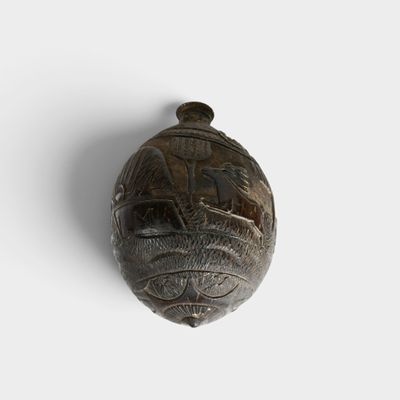 un objet métallique posé sur une surface blanche