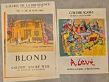 deux affiches représentant des tableaux, exposées sur une table devant un mur