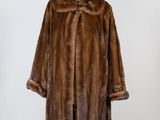 un manteau de fourrure marron sur un mannequin, un mannequin, un mannequin, un mannequin, un mannequin, un mannequin, un mannequin, un mannequin, un manne