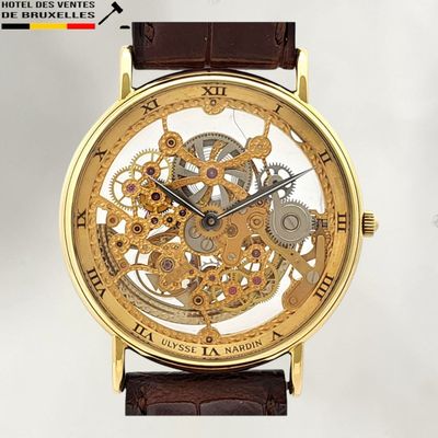 une image montrant un gros plan d'une montre avec un bracelet marron