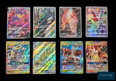 gros plan d'un paquet de cartes pokemon sur une table