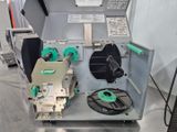 une machine posée sur une table dans une pièce