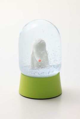 une boule à neige contenant un poisson orange
