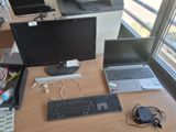 un bureau sur lequel se trouvent un ordinateur portable et un moniteur