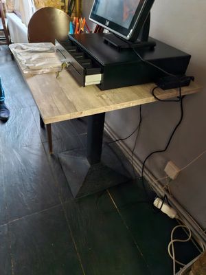 un bureau sur lequel se trouvent un écran et un clavier