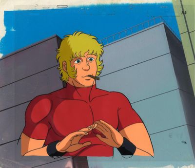 une photo d'un homme en chemise rouge debout devant un immeuble