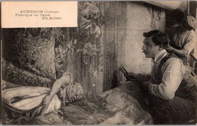 une vieille photo représentant un homme et une femme assis sur un lit