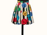 une robe posée sur un mannequin, avec un haut noir et des fleurs colorées