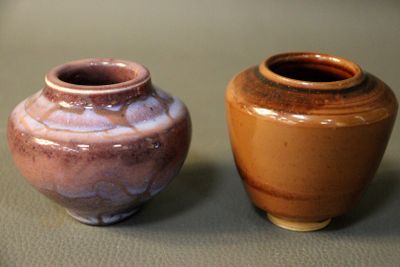 deux vases posés l'un à côté de l'autre sur une table