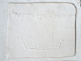 une photo d'une photo représentant un bateau accrochée au mur