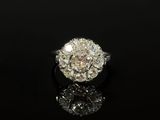 une vieille bague sertie d'un diamant taillé, posée sur une surface noire