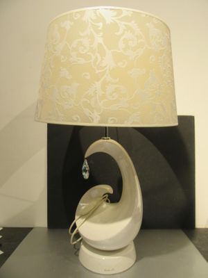 une lampe posée sur une table et munie d'un abat-jour