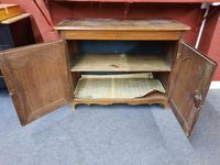 Buffet bas rustique en chêne ouvrant par deux portes à moulu… (photo 3)