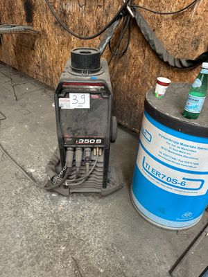 une photo d'un petit poste à souder portable et d'un bidon d'eau