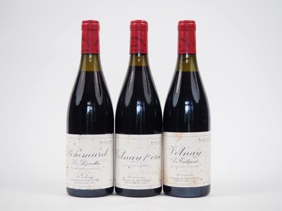trois bouteilles de vin sont posées côte à côte sur une surface blanche