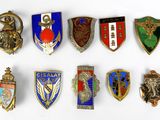 un grand nombre de badges sur une surface blanche