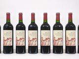 six bouteilles de vin rouge sont alignées