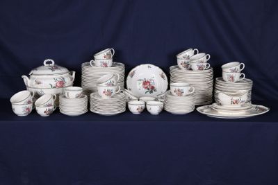 beaucoup d'assiettes et de tasses posées sur une table