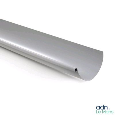 une image montrant un gros plan d'un tube métallique posé sur une surface blanche