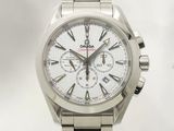 une image d'une montre en gros plan sur fond blanc