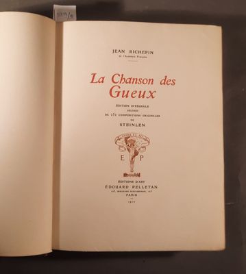 un livre ouvert posé sur une table à côté d'une tasse de café