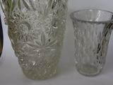 un vase en verre et un verre posés sur une table