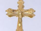 crucifix plaqué or représentant une croix sur fond blanc