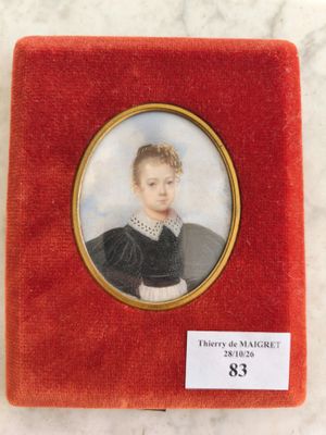 une vieille photo d'une femme en robe noire dans une boîte rouge