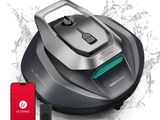 un gros plan sur un téléphone rouge à côté d'un aspirateur robot