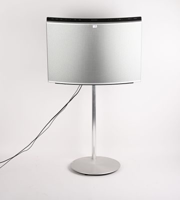 l'image d'une lampe posée sur une table