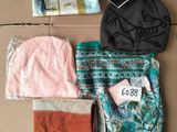 beaucoup de vêtements posés sur un carton