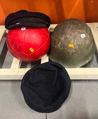 trois balles posées sur une étagère